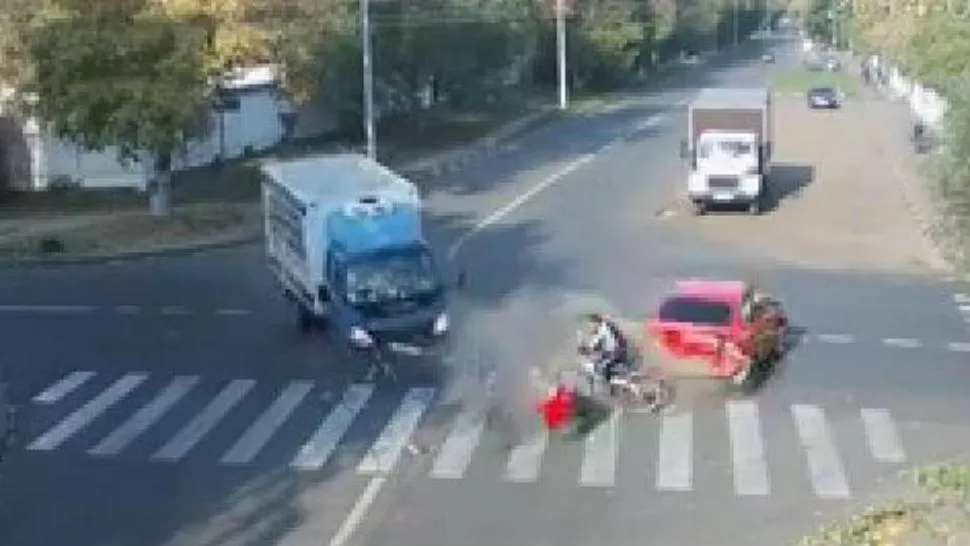 Un ciclista se salvó de milagro en un múltiple choque