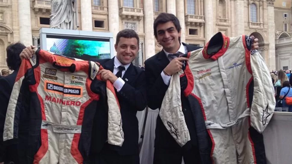 FELICES. Gabriel Fernández y Pablo Ortega muestran sus buzos en la Plaza de San Pedro. FOTO TOMADA DE TWITTER.COM/FABRICIOPEZZINI