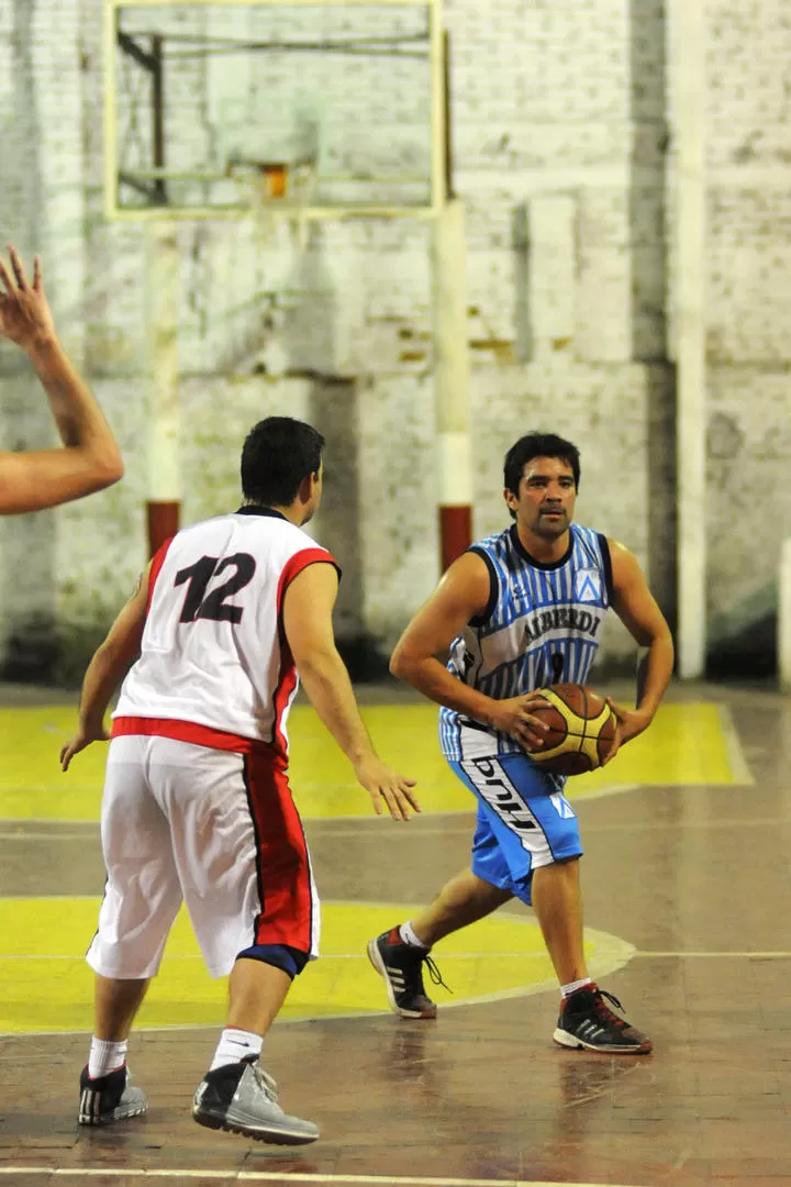 PIEZA CLAVE PARA LOGRAR EL TRIUNFO. Federico Molina anotó 26 puntos para Alberdi que derrotó a Central Córdoba. 