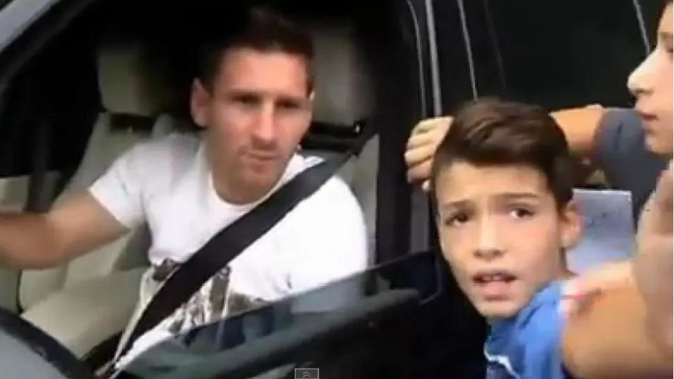 IGUAL. El clon de Cristiano Ronaldo le rogó una foto a Messi a la salida del entrenamiento. IMAGEN TOMADA DE YOUTUBE