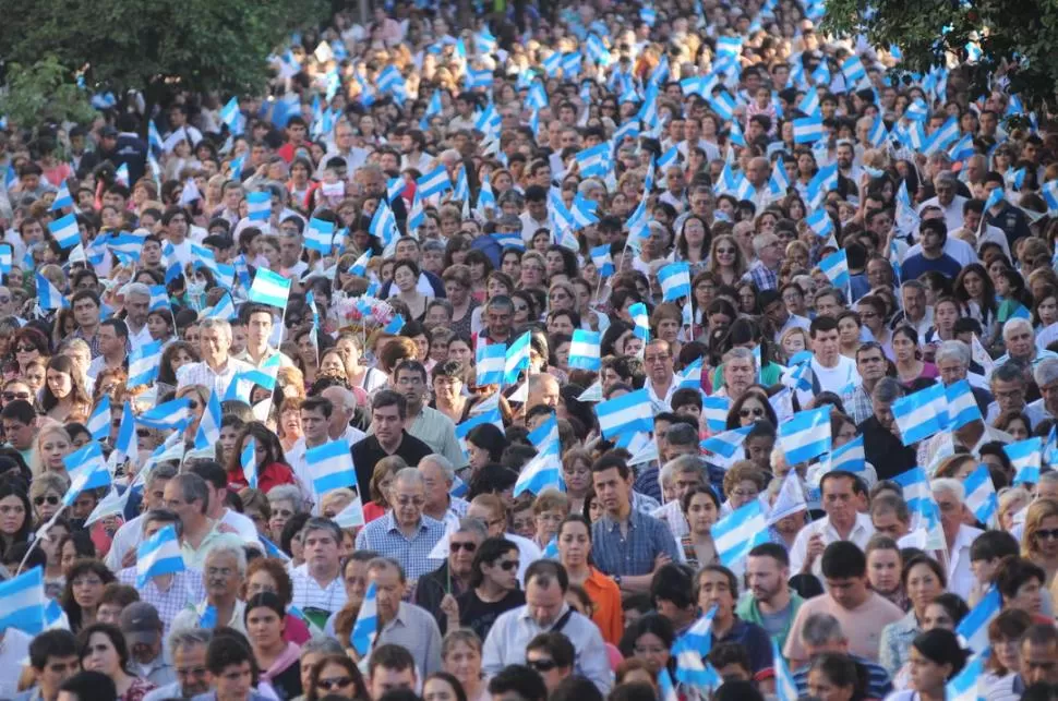 RENDIDOS A LOS PIES DE MARIA. Más de siete cuadras repletas de fieles se encolumnó desde la plaza Belgrano, donde se realizó el homenaje cívico militar en conmemoración de la Batalla de Tucumán, hasta plaza Independencia. la gaceta / foto de inés quinteros orio 