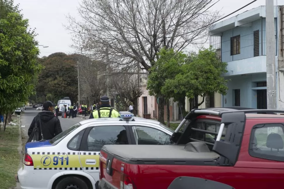 EL CRIMEN. Peritos trabajan en el lugar donde fue hallado el cuerpo. la gaceta / foto de jorge olmos sgrosso