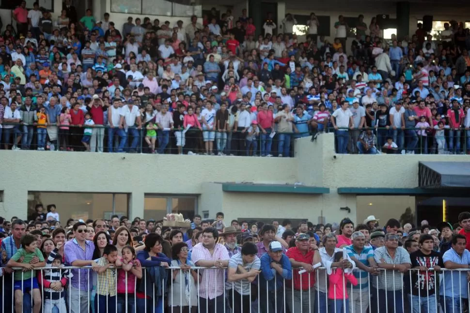 NI UN ALFILER. Como en cada edición del Batalla, el hipódromo estuvo repleto. Familias enteras asistieron al templo del turf para disfrutar una jornada “burrera”. 