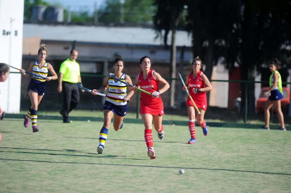 DOS TALENTOSAS. Sofía Curia (adelante), de Los Tarcos, y Amparo Renta Mora, de Lawn Tennis, van en busca de la bocha 