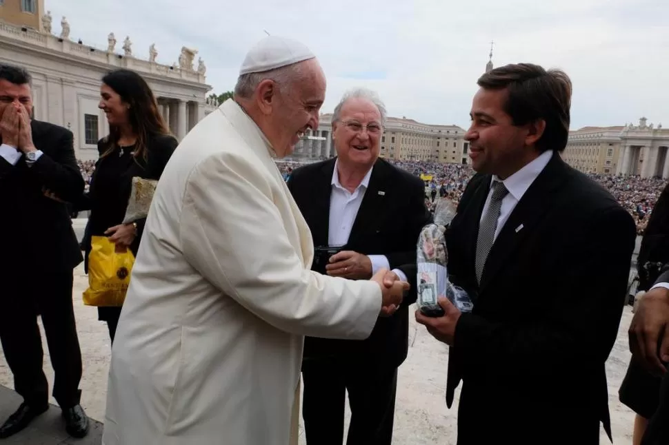 FELICES. Lucas saluda a Francisco y le entrega una imagen de la Virgen de la Eucaristía. 