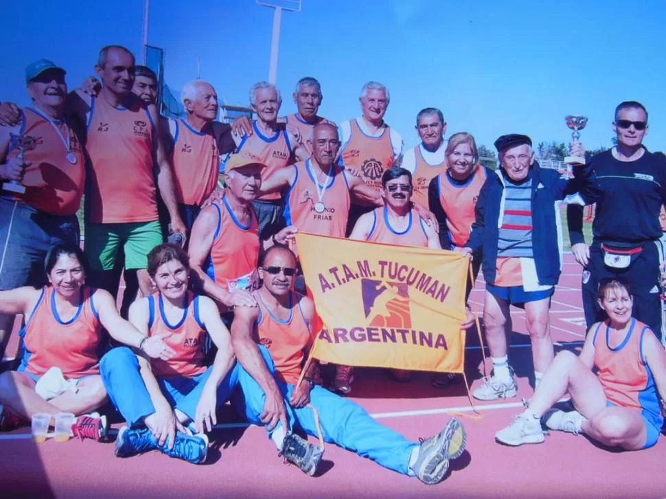 APLAUSO. El plantel de la Asociación Tucumana de Atletas Master         copó los puestos del podio en tierra cuyana. 