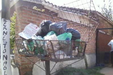 Basura acumulada cerca de la plaza Lola Mora