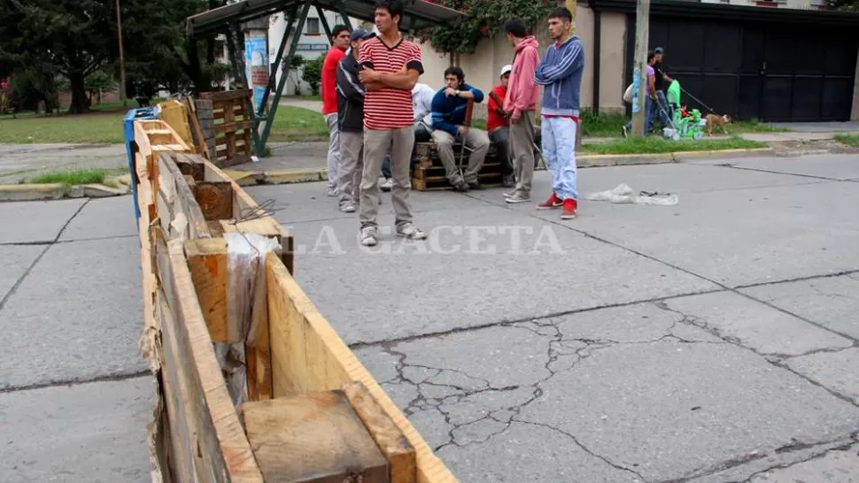 DICIEMBRE DE 2013. Ante la ausencia de la Policía, los vecinos tuvieron que defenderse por su cuenta. LA GACETA