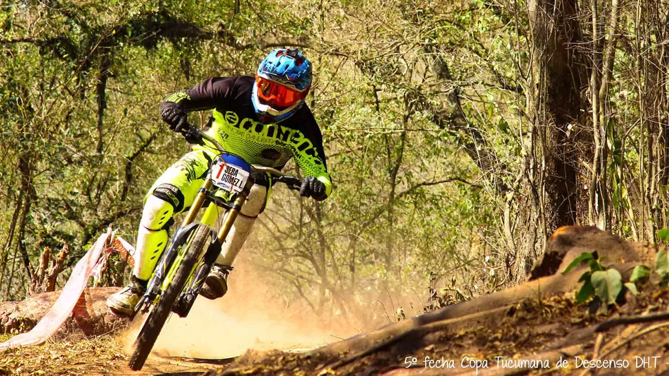 MEJOR QUE NADIE. Gómez Lassalle toma a toda velocidad una de las curvas del circuito “La Aerosilla” de El Cadillal. 