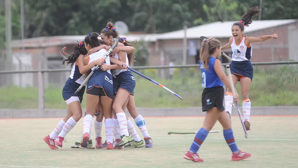 ¡QUÉ ALEGRÍA! Las “naranjitas” festejan la conquista de Ariana Maris, en el partido contra el seleccionado de Catamarca. 