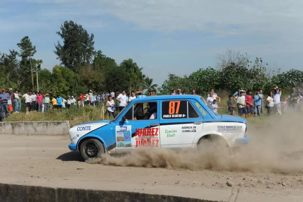 ESPERA QUE LA FORTUNA LO ACOMPAÑE. El Fiat 128 de Olmedo falló en El Cadillal, pero ahora va con la fe renovada y cruzando los dedos para poder largar. 