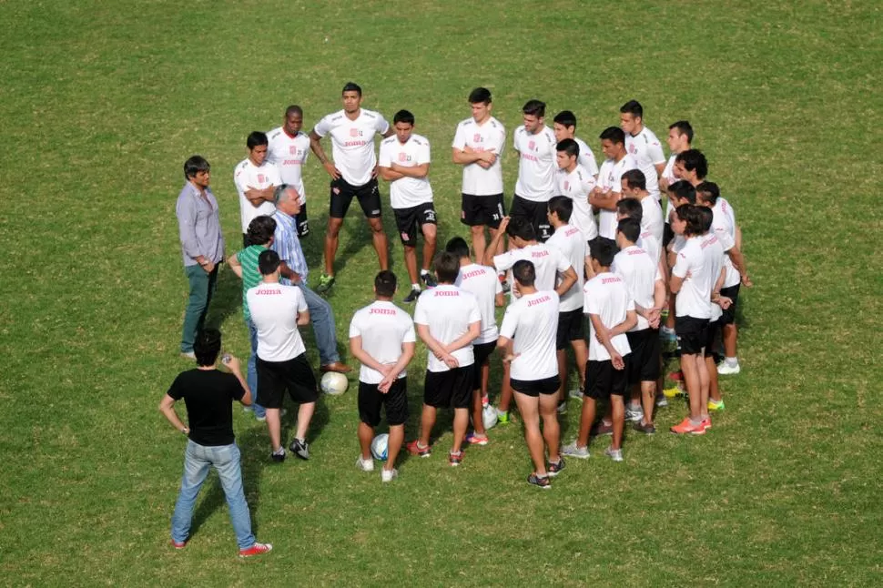 CHARLA DE APOYO. Los dirigentes Claudio de Camilo, Pablo Kasem y Mauricio Miguel charlan junto al plantel antes de comenzar la nueva práctica, bajo las órdenes de Osvaldo Bernasconi, ratificado como DT. 