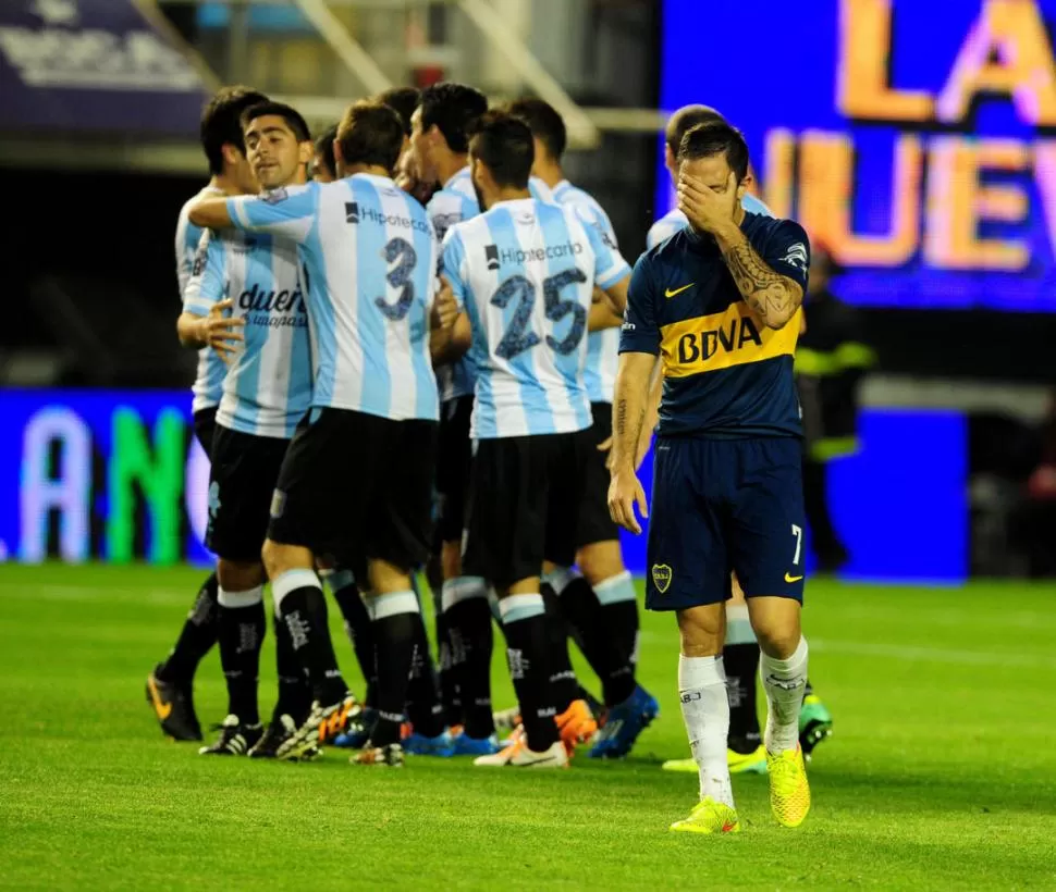 NO LO PUDO CREER. Racing festejó en La Bombonera y dejó a Martínez y todo Boca dolidos por una derrota inesperada. telam