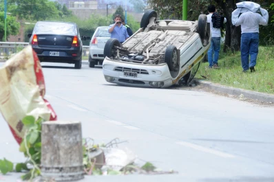 Agarró una tapa de cloaca levantada y volcó