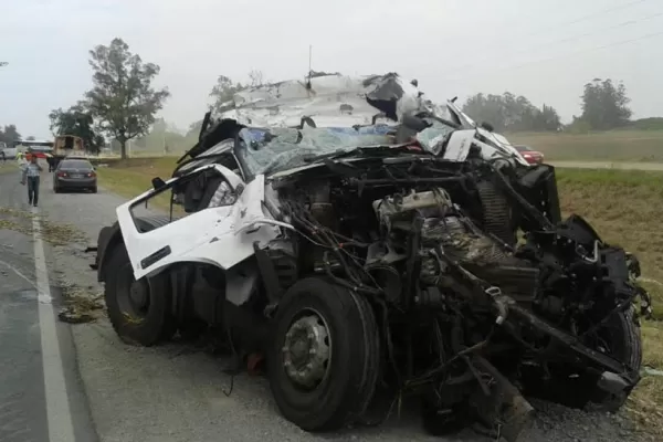 Murió el conductor de un camión que chocó contra una rastra cañera, en la ruta nacional 9