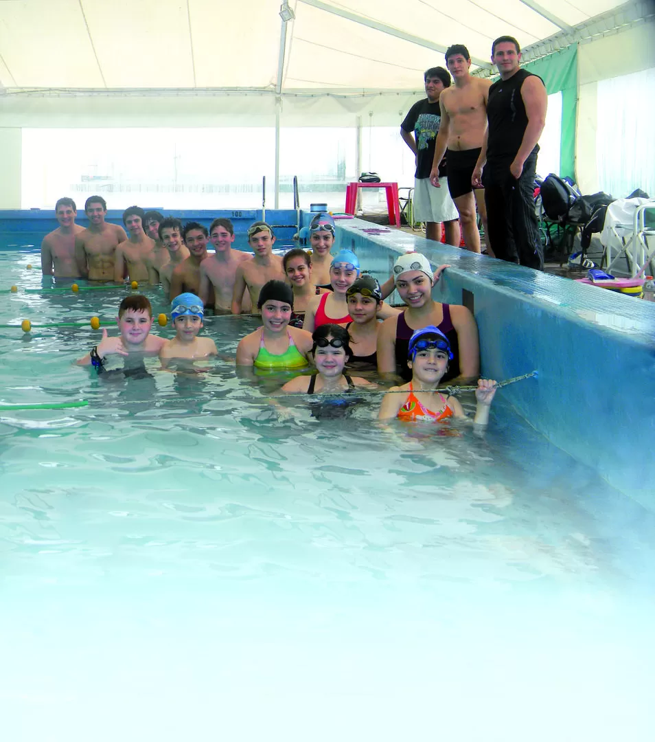 HACEN MUCHO. Parte del plantel de Asociación Mitre en una pausa en los entrenamientos de los sábados a la mañana. 