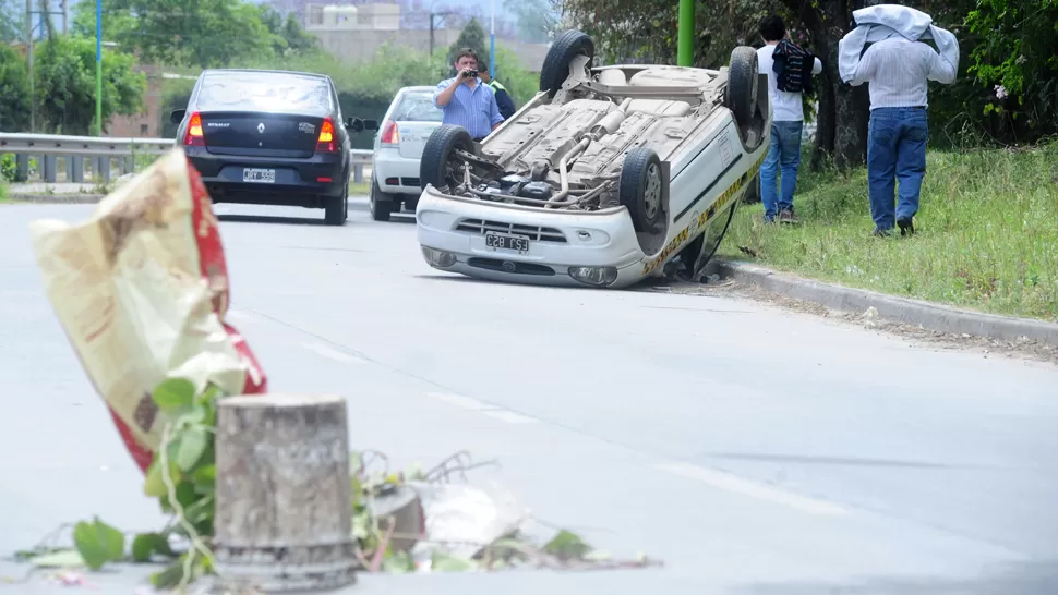 EN MAL ESTADO. Una tapa de cloaca dañada puedo haber provocado una tragedia. LA GACETA / FOTO DE DIEGO ARÁOZ