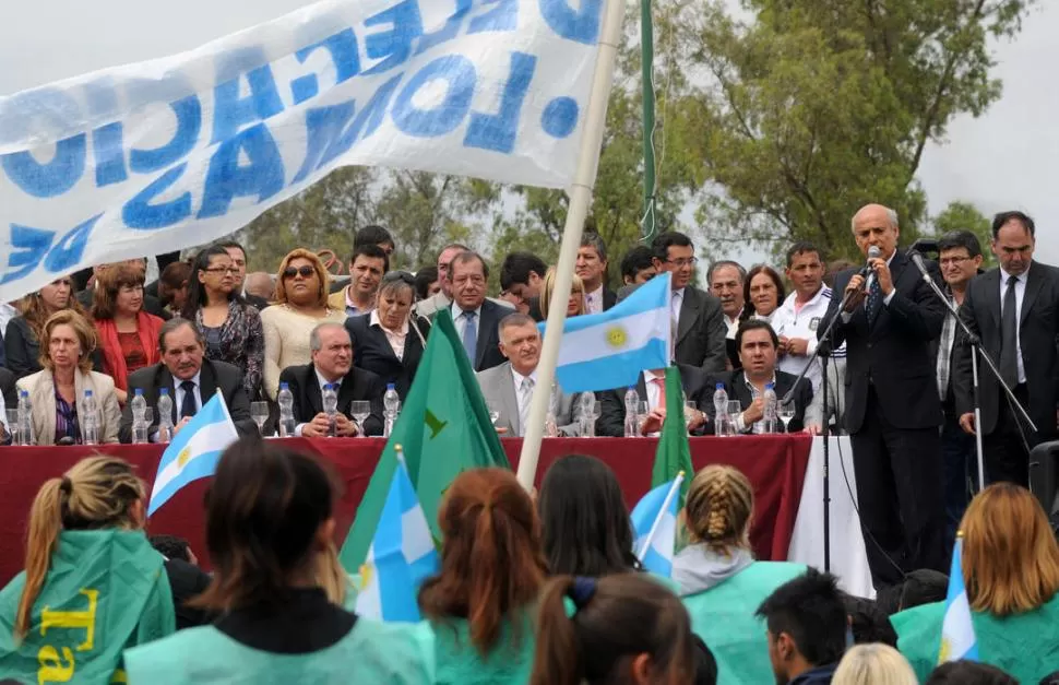 TODOS JUNTOS. Seis posibles candidatos estuvieron sobre la tarima en la nueva autopista a Tafí Viejo. la gaceta / fotos de inés quinteros orio