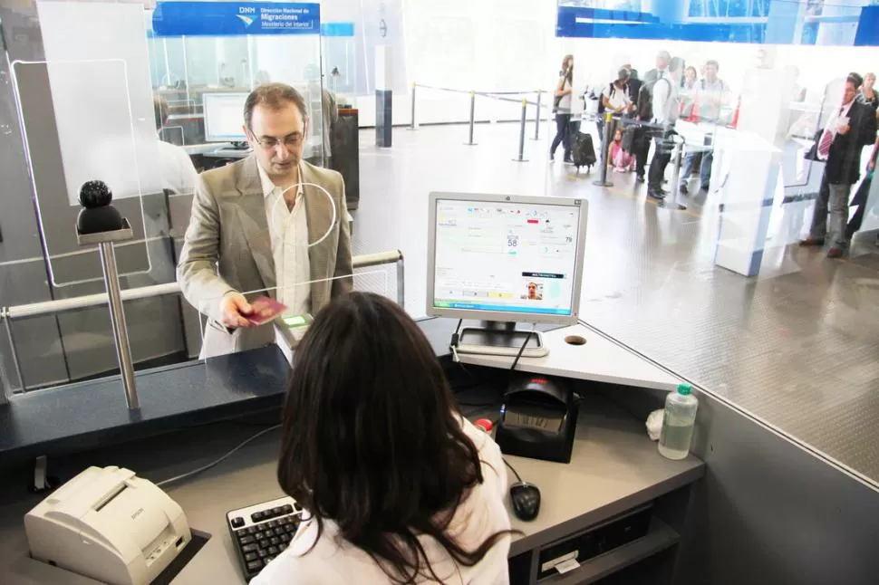 ACLARACIÓN. Los funcionarios nacionales aseguran que la nueva exigencia elimina un paso en control migratorio, como el escaneo del boarding pass. prensa.argentina.ar