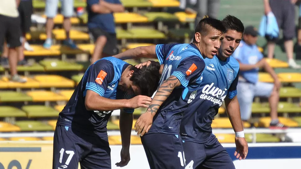 RESURRECCION. Con los goles de Bou y Acuña, Racing revive después de un flojo comienzo de temporada. TELAM