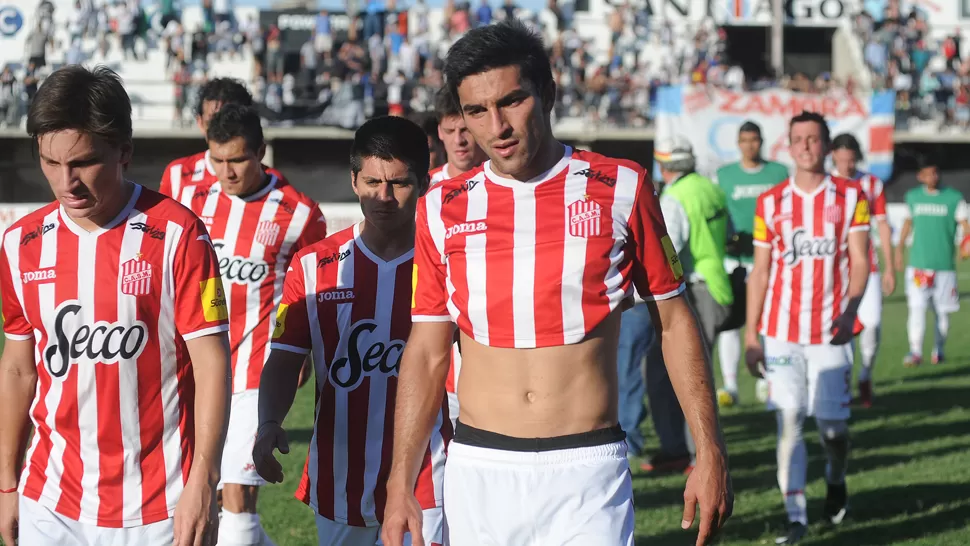 SIN SALIDA. Los jugadores de San Martín se retiran, de nuevo, con la mirada errante de la cancha. LA GACETA / ANTONIO FERRONI