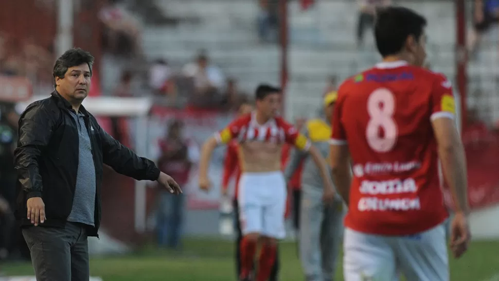 ¿SIGUE? Los dirigentes le habían dado una última chance a Bernasconi y mañana deberán anunciar si continúa o no al frente del Santo. ARCHIVO LA GACETA / FRANCO VERA