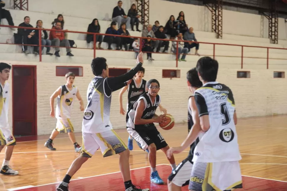 ESFUERZO FINAL. Estudiantes, obligado a ganar los dos juegos. 