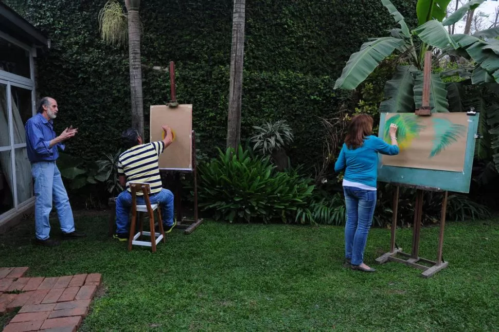 LA RUTA DE LA CREATIVIDAD. En la calle Ituzaingó, en el jardín de su casa, el maestro Aníbal Fernández instruye a sus pupilos.  la gaceta/foto de ines quinteros orio