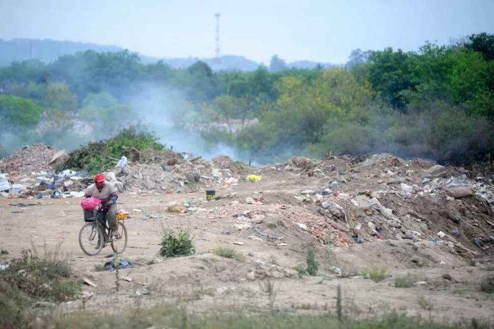 SIN EDIFICACIONES. Las 4,5 hectáreas que se cedió al SOEM están detrás de un basural “verde”, en San José, al finalizar la avenida Fanzolato. LA GACETA/FOTO DE DIEGO ARAOZ