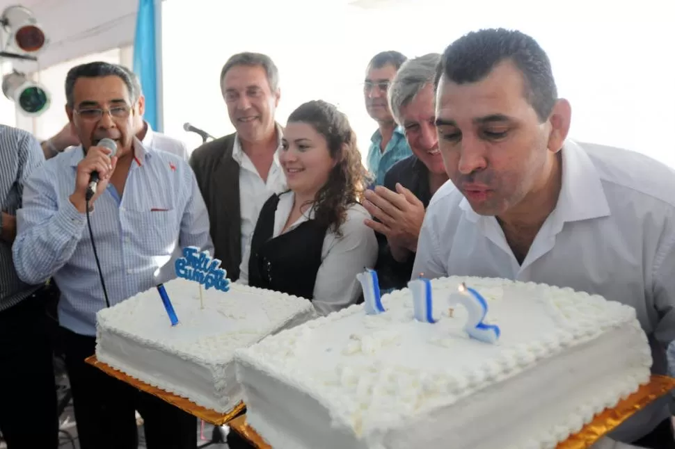 TRES DESEOS. Leito, el encargado de soplar las velitas por el 112° aniversario de Atlético, es flanqueado por Rivoira y otros colaboradores. El vicepresidente Luis Narchi canta el cumpleaños feliz. 