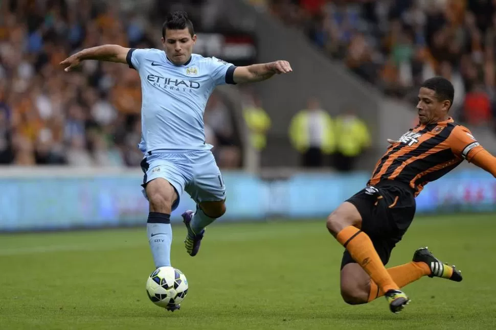 LA METIÓ DE VOLEA. Agüero participó de la goleada del “City”. 