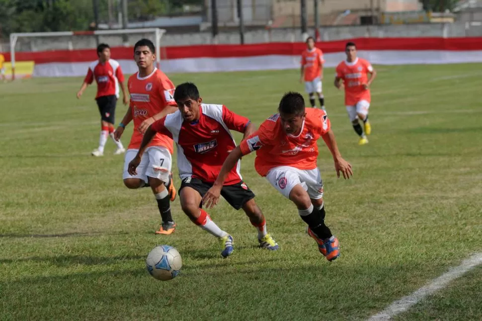 EN SOLEDAD. Ponce, poco pudo hacer ante la defensa de Villa Cubas. 