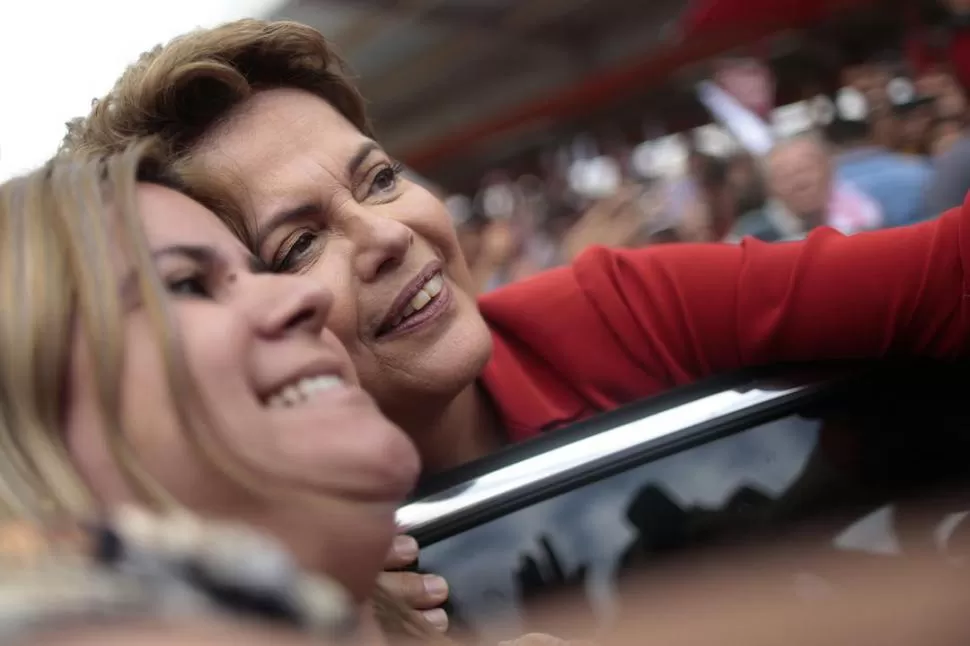 EN BRASILIA. Una simpatizante del PT se toma una foto con Dilma Rousseff. reuters
