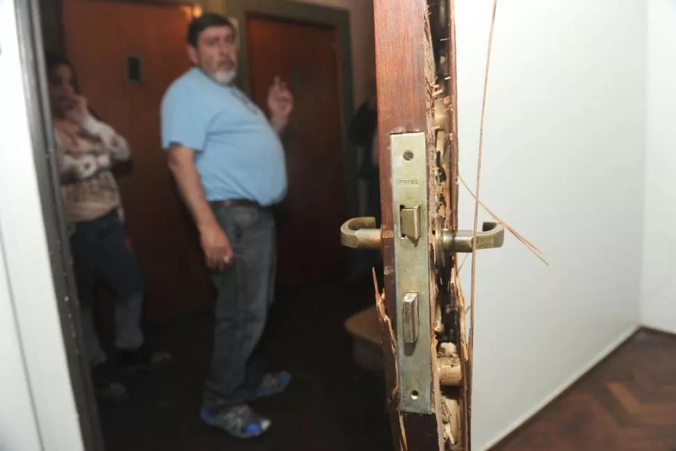 SIN LÍMITES. Los asaltantes destrozaron a golpes las puertas de los departamentos sin preocuparse por el ruido.   