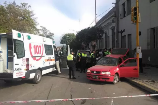 Una camioneta embistió a un auto en pleno centro de Monteros y murió un matrimonio