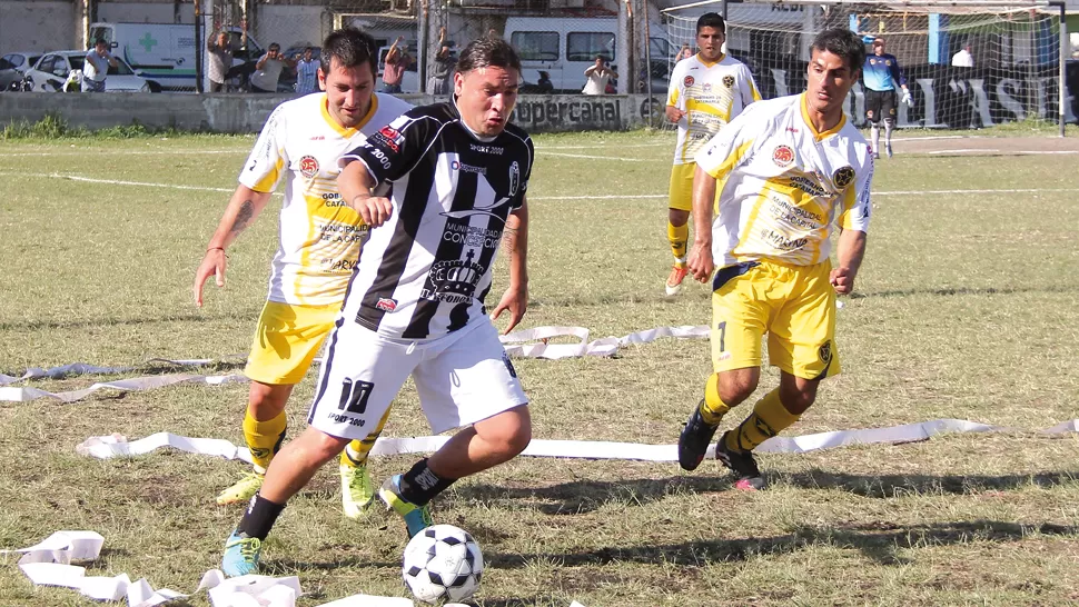 TODA SUYA. Aragón protege la pelota ante los jugadores catamarqueños, una de las especialidades del volante que anotó un golazo y fue la figura del partido. LA GACETA / OSVALDO RIPOLL