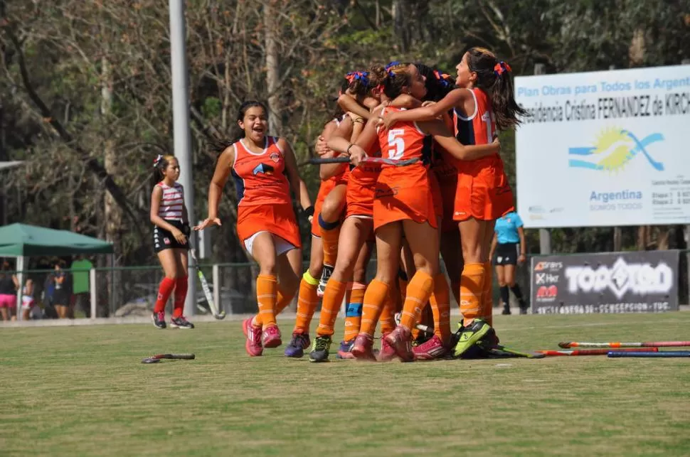 SE FUERON PARA ARRIBA. Las chicas del Sub 14 derrotaron en la final a Salta, festejaron el ascenso y conquistaron el título. 