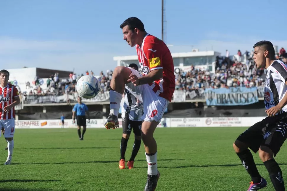 FESTEJÓ POR PRIMERA VEZ CON LA “ALBIRROJA”. Maximiliano Velasco definió muy bien luego de una asistencia de Becica. 