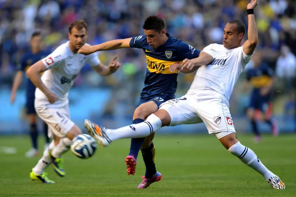 UN DUELO QUE SE REPITIÓ EN LA BOMBONERA. El uruguayo Sebastián Martínez se anticipa a Jonathan Calleri. El delantero boquense malogró una clara oportunidad de gol en el primer tiempo. TÉLAM