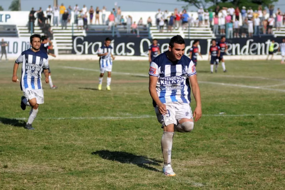 ENTONADO. Carlos López, de Brown, festeja la apertura del marcador. El delantero es la carta de gol de los “marinos”. LA GACETA / FOTO DE INÉS QUINTEROS ORIO