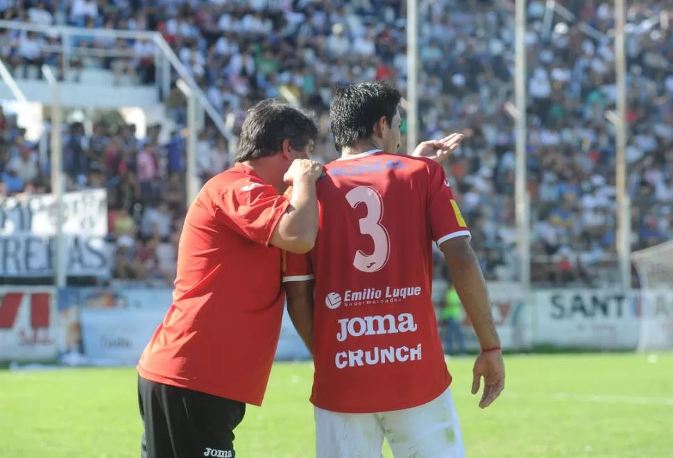 AL BORDE DEL CAMPO DE JUEGO. Bernasconi le da indicaciones a Martínez. El director técnico de San Martín está también al borde de se ser sacado de su puesto por la floja campaña que tiene el equipo. 