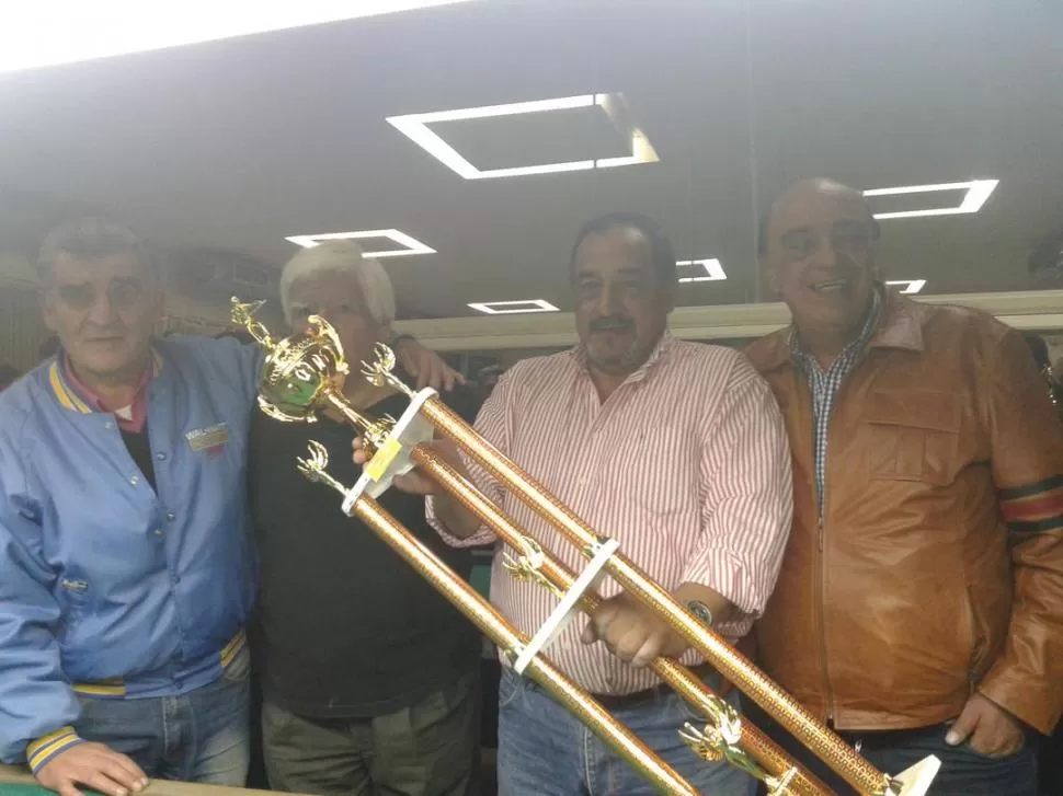 DUEÑOS DE LA CORONA. Soria -centro- y Legname, con el trofeo obtenido. 