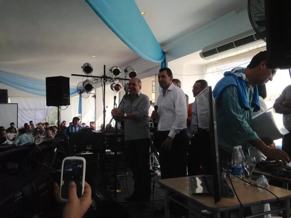 DISCURSO. López habló en el almuerzo y después tocó la guitarra y cantó. 