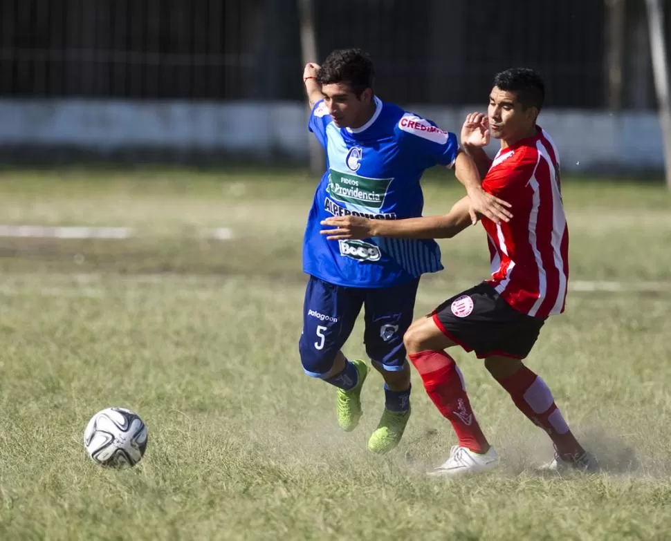 ME LA LLEVO. Domínguez, de Atlético Concepción, intenta eludir la marca de Morales, defensor de Talleres, de Frías. la gaceta / foto de jorge olmos sgrosso