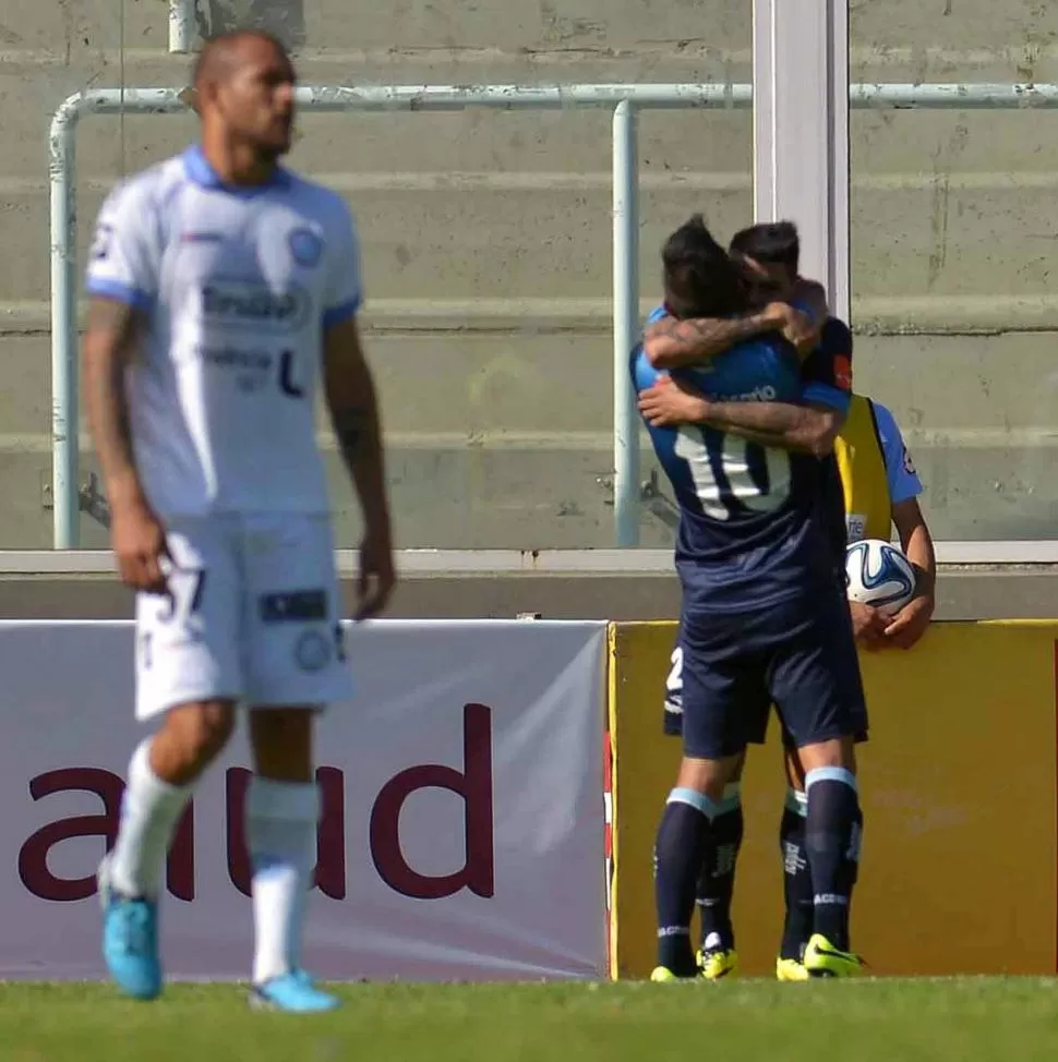 CELEBRÓ EN CÓRDOBA. Centurión felicita a Bou, luego del segundo gol. 