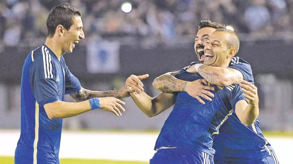 JUNTOS. Di María, Mashcerano y Lavezzi, podrían ir juntos a Rosario Central. FOTO TOMADA DE THEDAILYSTAR.NET