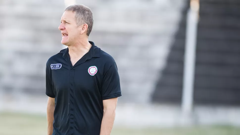 SORPRESA. El entrenador asegura que se sintió afuera después de ver al Anguila en la tribuna. LA GACETA / JORGE OLMOS SGROSSO