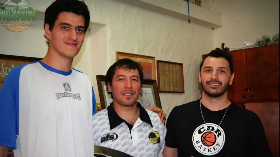 EN TIERRA SANTAFESINA. El entrenador Matías Nieva, junto a dos de los refuerzos de Central San Javier.
FOTO TOMADA DE SAN JAVIER DEPORTIVO