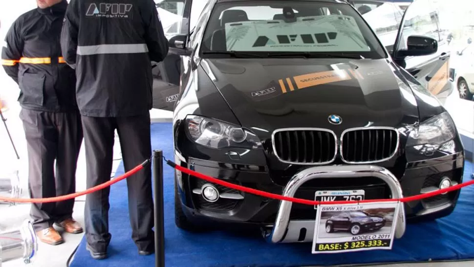 ALTA GAMA. La camioneta rematada es una BMW, modelo X6, del año 2011, negra, patente JMK 762, con 42.000 kilómetros. FOTO TOMADA DE INFOBAE.COM