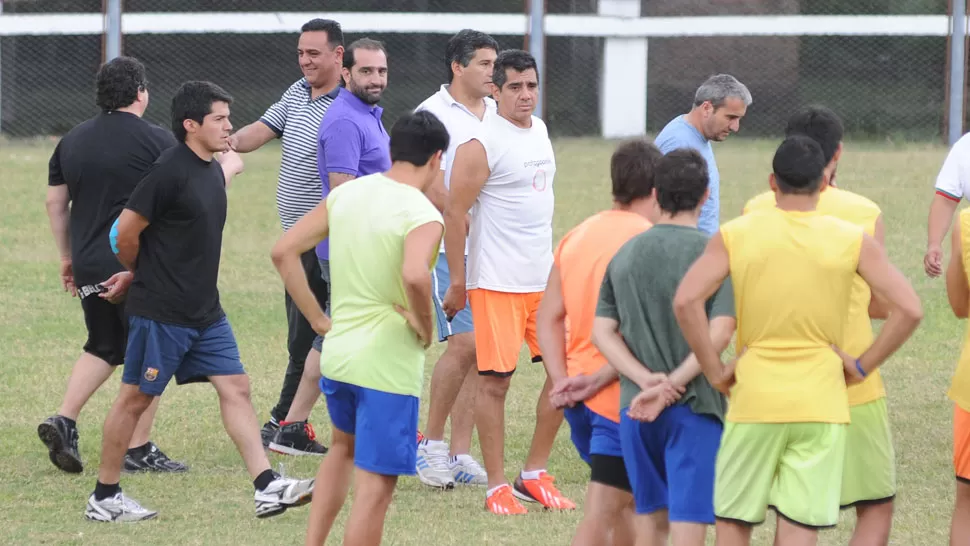 ATENTO. El flamante técnico observa a sus jugadores. LA GACETA/ FOTO DE HÉCTOR PERALTA